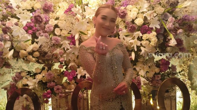 Ayu Ting Ting berpose usai siraman adiknya, Assyifa Nurani [Kabarindong.com/Rena Pangesti]