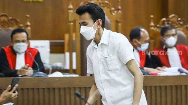 Adam Deni saat menjadi saksi sidang kasus pengancaman dengan terdakwa Musisi I Gede Ari Astina atau Jerinx SID di Pengadilan Negeri Jakarta Pusat, Rabu (12/1/2022). [Kabarindong.com/Alfian Winanto]