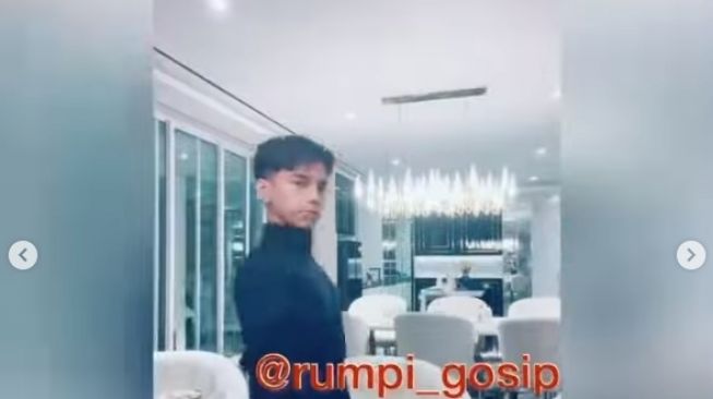 Chika Chandrika main TikTok dengan Luna Maya dan Dimas Ahmad. 