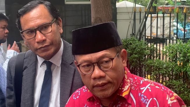 Kuasa hukum Jerinx SID, Sugeng Teguh Santoso (mengenakan batik merah) di Pengadilan Negeri Jakarta Pusat, Selasa (18/1/2022). [Adiyoga Priyambodo/Kabarindong.com]