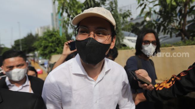 Selebgram sekaligus Youtuber Indra Kesuma atau Indra Kenz memberikan keterangan pers di Polda Metro Jaya, Jakarta, Senin (7/2/2022). [Kabarindong.com/Angga Budhiyanto]