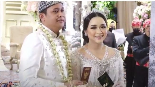 Pernikahan adik Ayu Ting Ting, Assyifa Nuraini dengan Nanda Fachrizal [YouTube/Assyifa Nuraini]