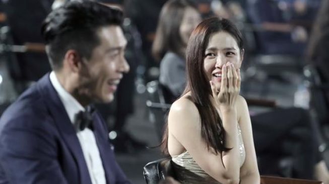 Hyun Bin dan Son Ye Jin [Twitter TGKWorld]