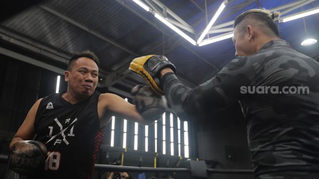 Presenter Vicky Prasetyo bersiap untuk beradu tinju (boxing) dengan pengacara Hotman Paris Hutapea di United Gym, Cengkareng, Jakarta, Senin (14/2/2022). [Kabarindong.com/Angga Budhiyanto]