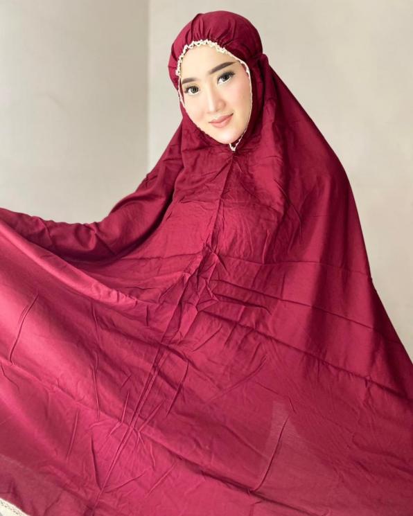 Potret Yeni Inka berhijab. (Instagram/@yeniinka)