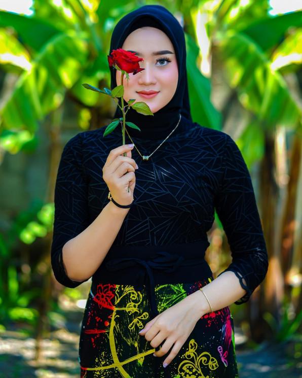 Potret Yeni Inka berhijab. (Instagram/@yeniinka)