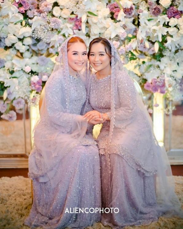 Gaya Ayu Ting Ting di Acara Siraman dan Pengajian Adik. (Instagram/@sistawedding)