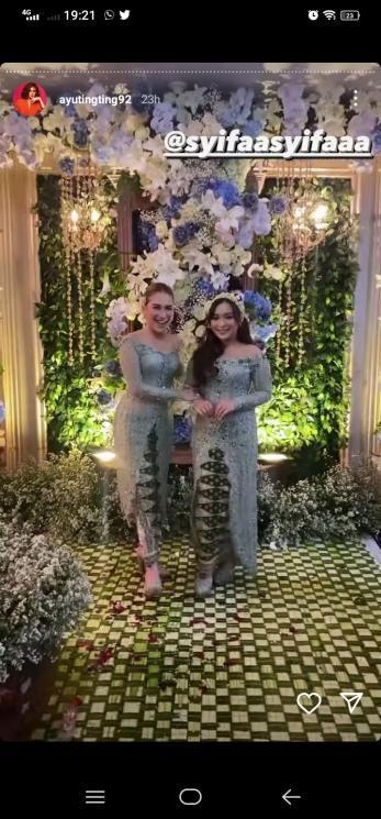 Gaya Ayu Ting Ting di Acara Siraman dan Pengajian Adik. (Instagram/@ayutingting92)