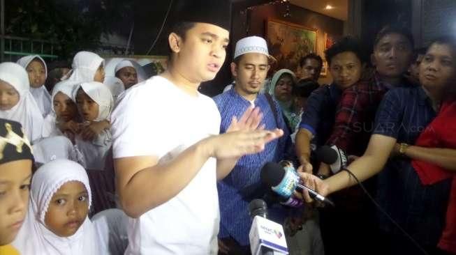 Billy Syahputra saat bersama pelayat almarhum Olga Syahputra di kediaman keluarganya, Kamis (2/4/2015). [Kabarindong.com/Ismail]