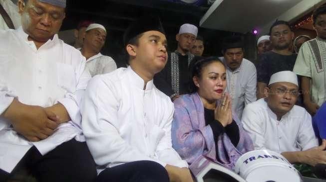 Billy Syahputra; Nur Rachman (ayah Olga, kiri), dan Mak Vera, Habis Selon (duduk, peci putih) menggelar jumpa pers usai tahlilan untuk almarhum Olga Syahputra di Jalan Kresna Raya No. 4, Duren Sawit, Jakarta Timur Jumat (3/4/2014) [suara.com/Ismail]