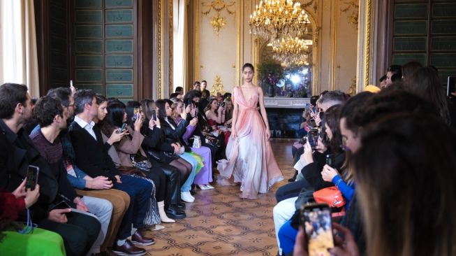 Gaun rancangan hasil kolaborasi Leanne Marshall dan MS Glow di ajang Paris Fashion Week 2022. [MS Glow]