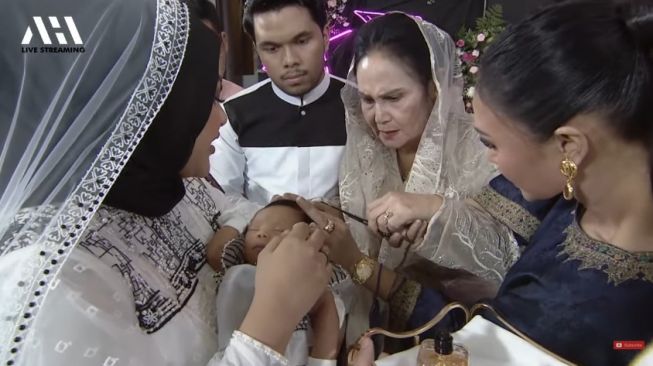 Akikah anak Atta Halilintar dan Aurel Hermansyah, Baby Ameena. [YouTube AH]