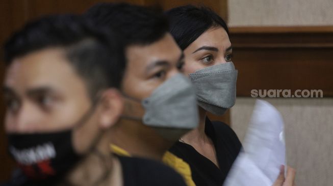 Istri dari terdakwa yang juga musisi I Gede Ari Astina atau Jerinx Superman is Dead (SID), Nora Alexandra menghadiri sidang putusan kasus pengancaman melalui media elektronik pada Adam Deni di Pengadilan Negeri (PN) Jakarta Pusat, Jakarta, Kamis (24/2/2022). [Kabarindong.com/Angga Budhiyanto]