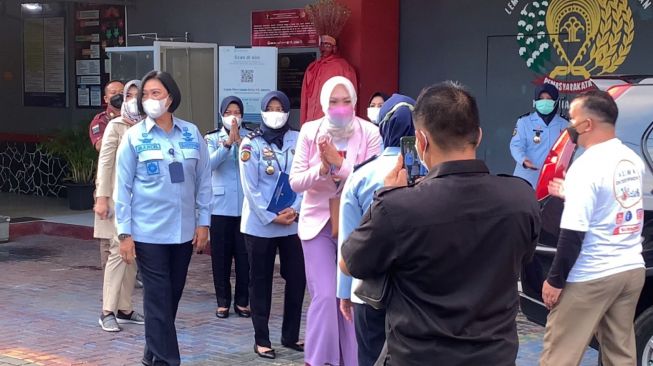 Angelina Sondakh bebas dari Lapas Perempuan Kelas IIA, Pondok Bambu, Jakarta, Kamis (3/3/2022) [Kabarindong.com/Yoga Priyambodo]