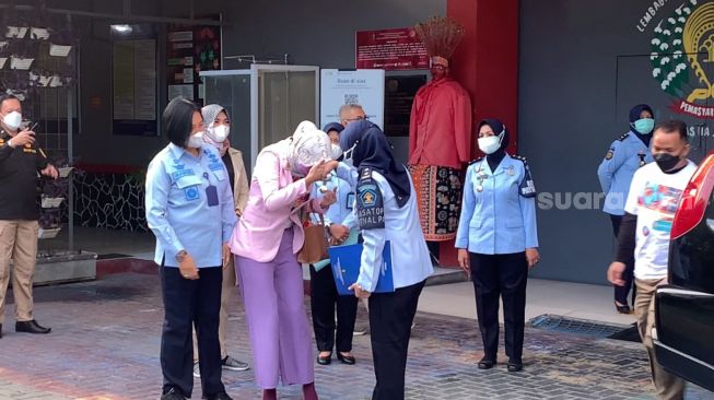 Angelina Sondakh saat keluar dari Lapas Perempuan Kelas IIA, Pondok Bambu, Jakarta, Kamis (3/3/2022).  [Kabarindong.com/Yoga]