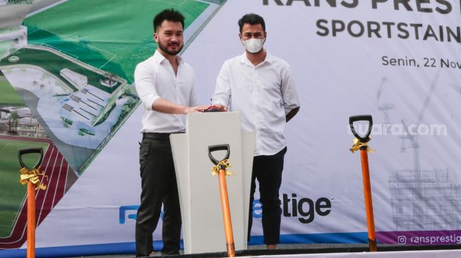 Chairman RANS Cilegon FC Raffi Ahmad dan Presiden Direktur Prestige Motorcars Rudy Salim saat acara groundbreaking RANS Prestige Sportainment di Pantai Indah Kapuk 2, Jakarta Utara, Senin (22/11/2021). [Kabarindong.com/Alfian Winanto]