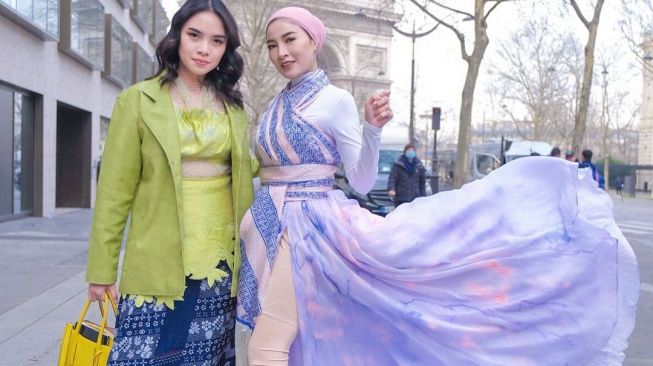 Sarwendah dan Shandy Purnamasari bangga mengenakan batik di ajang Paris Fashion Show, Selasa (1/3/2022). [Instagram]