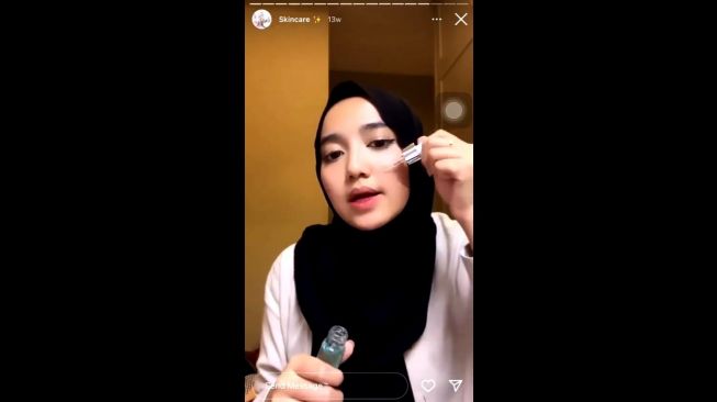 Wirda Mansur Pakai Serum. (Dok: Twitter/anakpaktri)