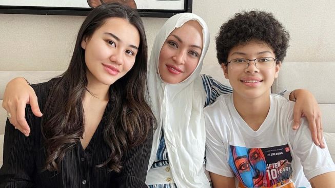 Angelina Sondakh bersama Aaliyah Massaid dan Keanu Massaid. [Instagram]