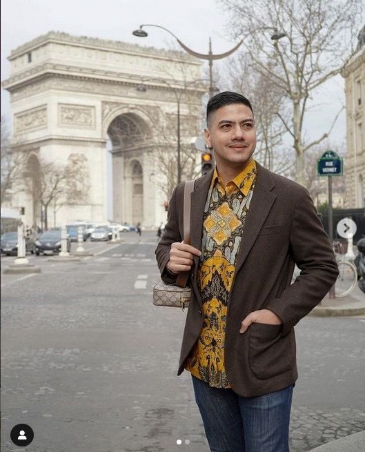 Gaya Artis dan Influencer Indonesia Pakai Batik di Agenda Paris Fashion Week 2022/Ismeth Alatas