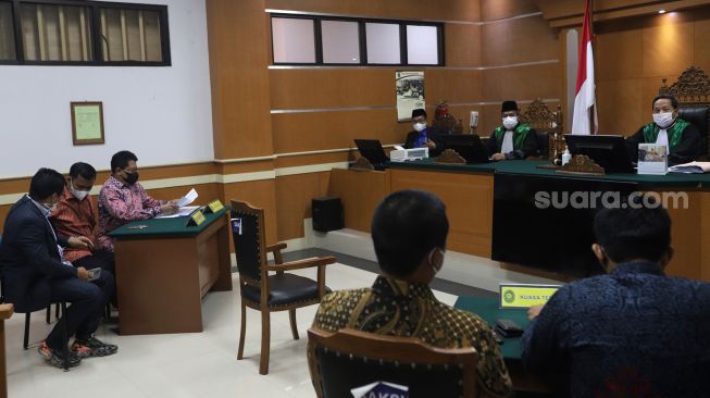 Ayah Bibi Ardiansyah, Haji Faisal mengikuti sidang lanjutan penetapan perwalian Gala Sky Andriansyah di Pengadilan Agama Jakarta Barat, Jakarta, Rabu (2/3/2022). [Kabarindong.com/Angga Budhiyanto]