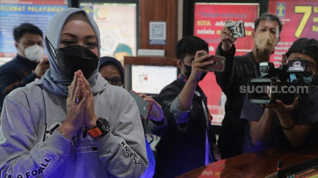 Mantan Politikus Angelina Sondakh tiba di Balai Pemasyarakatan (Bapas) Kelas I Jakarta Selatan, Jumat (4/3/2022). [Kabarindong.com/Angga Budhiyanto]