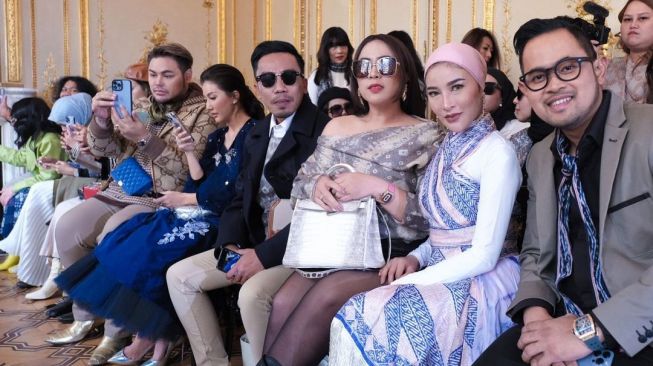 Deretan artis pakai batik saat menonton fasion show di Paris Fashion Week seperti Ivan Gunawan, Sarwendah, Maharan Kemala, dan pasangan Gilang Widya Pramana dan Shandy Purnamasari. [Instagram]