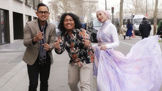 Marshel Widianto, Gilang Widya Pramana Juragan 99 dan Shandy Purnamasari saat berada di Paris, Prancis. [Instagram]