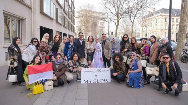 MS Glow di Paris Fashion Week 2022. [Instagram/@juragan_99]