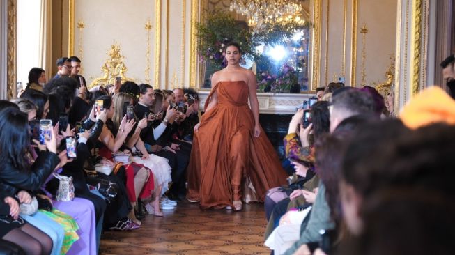 Gaun rancangan hasil kolaborasi Leanne Marshall dan MS Glow di ajang Paris Fashion Week 2022. [MS Glow]