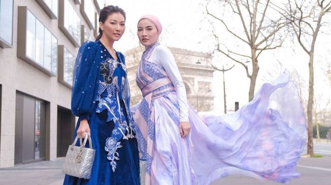 Sarwendah dan Shandy Purnamasari bangga mengenakan batik di ajang Paris Fashion Show, Selasa (1/3/2022). [Instagram]