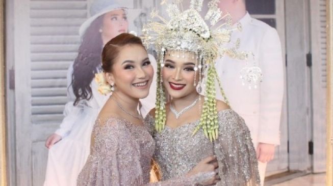 Ayu Ting Ting dan adiknya, Assyifa Nuraini. [Instagram/@ayutingting92]