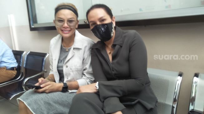 Nikita Mirzani dan sahabat, Fitri Salhuteru saat menunggu sidang kasus KDRT di Pengadilan Negeri Jakarta Selatan, Senin (15/6/2020). [Rena Pangesti/Kabarindong.com]