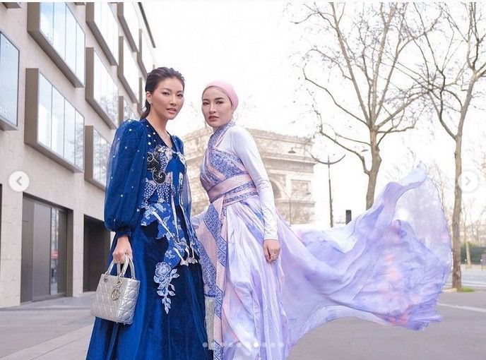 Gaya Artis dan Influencer Indonesia Pakai Batik di Agenda Paris Fashion Week 2022/Sarwendah