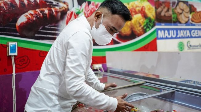 Ruben Onsu melakukan gerebek pasar produknya BensuNutrindo, di salah satu toko di Karawang, Jawa Barat. [dokumentasi pribadi]