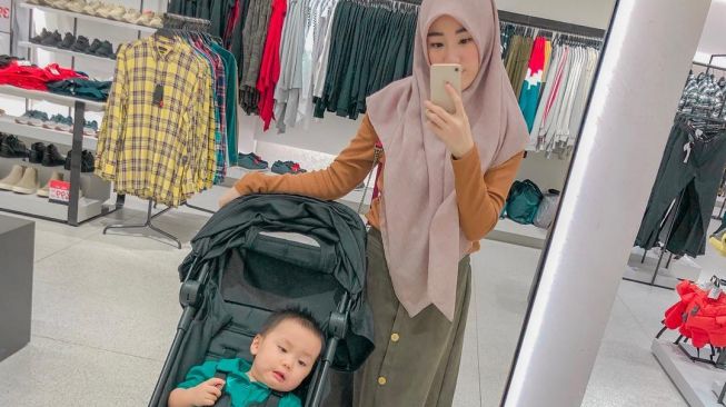 Adu Gaya Larissa Chou vs Henny Rahman Mengasuh Anak. (Instagram/@hennyyrahman/@larissachou)