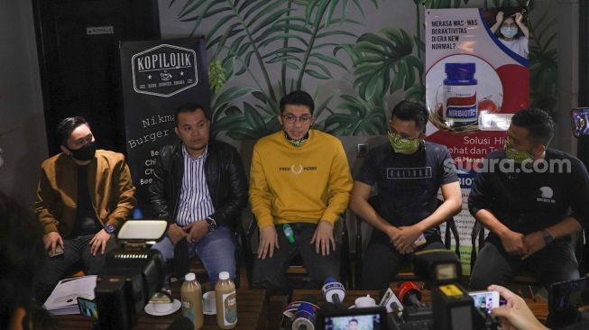 Penyanyi Irwansyah saat menggelar jumpa pers  terkait kasus penggelapan dana dengan Pengusaha Medina Zein di Kawasan Tebet Timur, Jakarta Selatan, Rabu (12/8). [Kabarindong.com/Alfian Winanto]