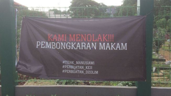 Spanduk berisi penolakan rencana pemindaham makam di Kompleks Taman Pemakaman Umum (TPU) Islam Malaka di Pesanggrahan, Jakarta Selatan. (ist)