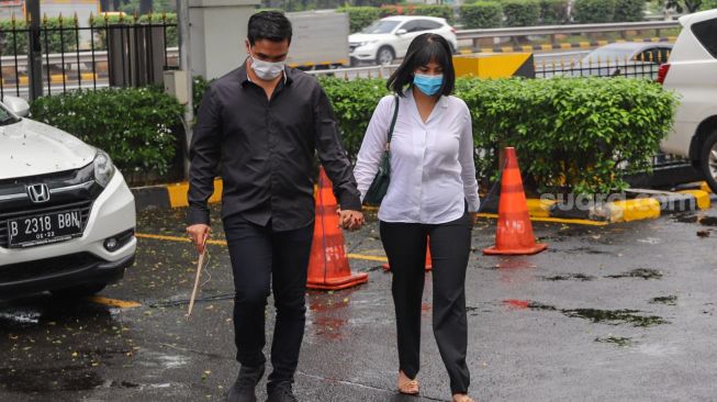 Aktris Vanessa Angel bersama suaminya, Bibi Ardiansyah saat tiba di Pengadilan Negeri Jakarta Barat, Senin (26/10). [Kabarindong.com/Alfian Winanto]