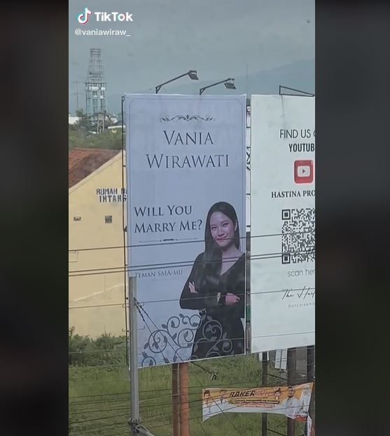 Viral Pria Melamar Teman SMA Pakai Papan Iklan (tiktok.com/vaniawiraw_)