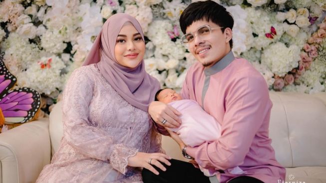 Atta Halilintar dan Aurel Hermansyah bersama Baby Ameena. [Instagram]