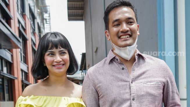 Pasangan Vanessa Angel dan Bibi Ardiansyah tersenyum bahagia ke arah kamera saat ditemui di Kawasan Tendean, Jakarta Selatan, Rabu (20/1/2021). [Kabarindong.com/Alfian Winanto]