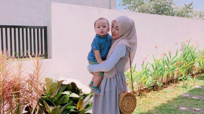 Adu Gaya Larissa Chou vs Henny Rahman Mengasuh Anak. (Instagram/@hennyyrahman/@larissachou)