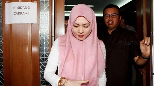 Terpidana kasus korupsi proyek di Kemenpora dan Kemendiknas Angelina Sondakh bersaksi dengan terdakwa M Nazaruddin di Pengadilan Tipikor, Jakarta, Rabu (6/1).