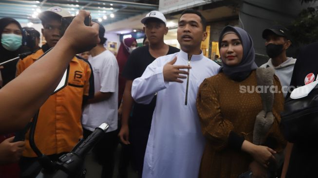 Putra Siregar dan istrinya, Septia Yetri Opani di Jakarta, Jumat (4/11). [Kabarindong.com/Oke Atmaja]