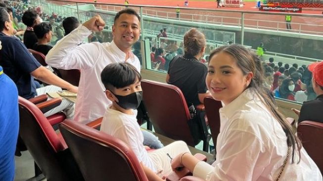 Potret Nagita Slavina sekeluarga nonton Piala AFF 2022 (Instagram @raffinagita1717)