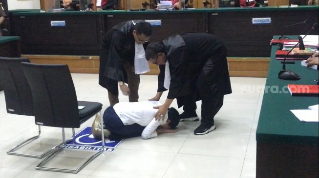 Nikita Mirzani menangis sujud syukur divonis bebas di PN Serang pada Kamis (29/12/2022). [Kabarindong.com/Adiyoga Priyambodo]