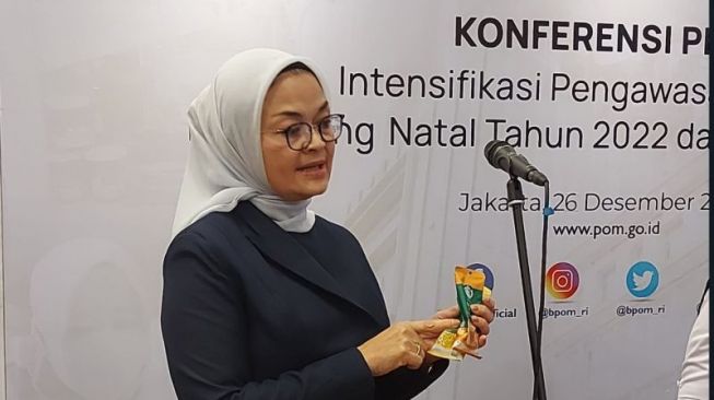 Kepala BPOM RI Penny K Lukito saat menjelaskan temuan kopi Starbucks kemasan kantong yang disita karena tidak memiliki izin edar resmi perintah. Produk tersebut dipajang dalam agenda konferensi pers di Gedung BPOM RI, Senin (26/12/2022). (ANTARA/Andi Firdaus)