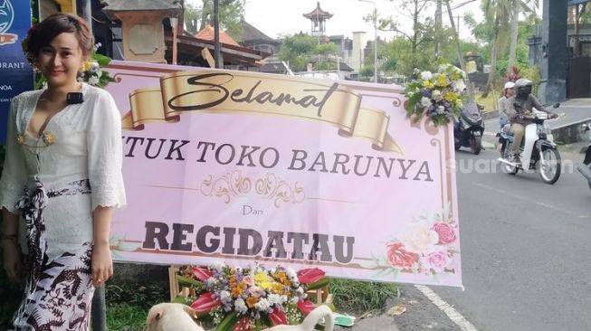 Denise Chariesta meresmikan toko bunga miliknya Fleur de DC di kawasan Desa Tibubeneng, Badung, Bali, Kamis (15/12/20220 [Kabarindong.com/Putu Yonata Udawananda] 