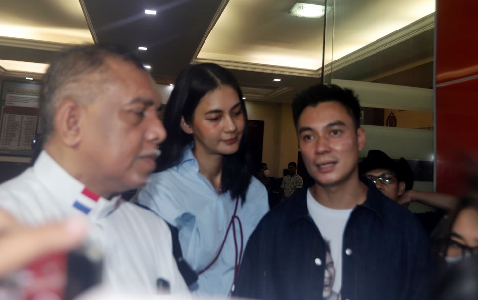 Baim Wong dan istri, Paula Verhoeven usai diperiksa Polres Jakarta Selatan, Jakarta, Jumat (7/10). [Kabarindong.com/Oke Atmaja]